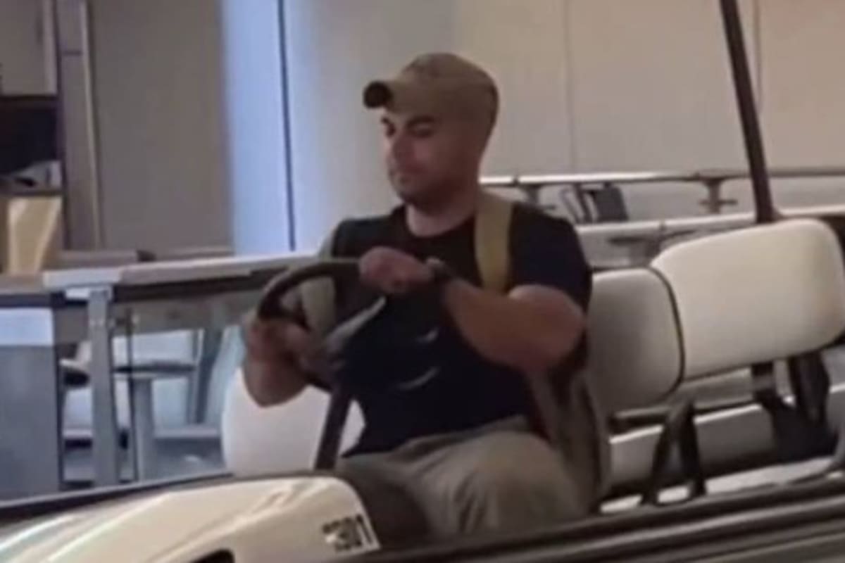 Kevin Sinning, de 29 años, robó un carrito de golf en el aeropuerto de Buffalo Niagara y condujo por una pasarela móvil causando daños.