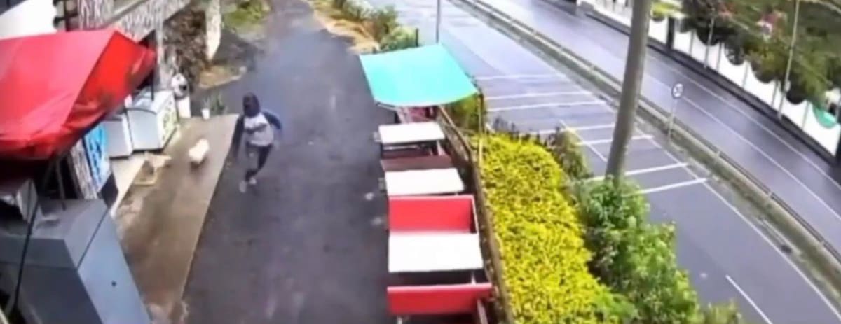 Un video que circula en redes sociales muestra el impactante momento en que un gigantesco bloque de roca se desprende de la ladera y cae sobre una carretera en Nariño.