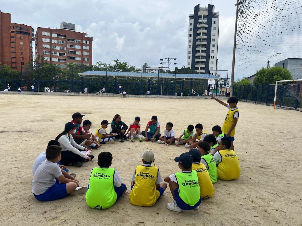 Para Rocío Jiménez, el fútbol va mucho más allá de marcar goles: también puede enseñar a manejar las emociones, convivir con otros y tomar decisiones.
