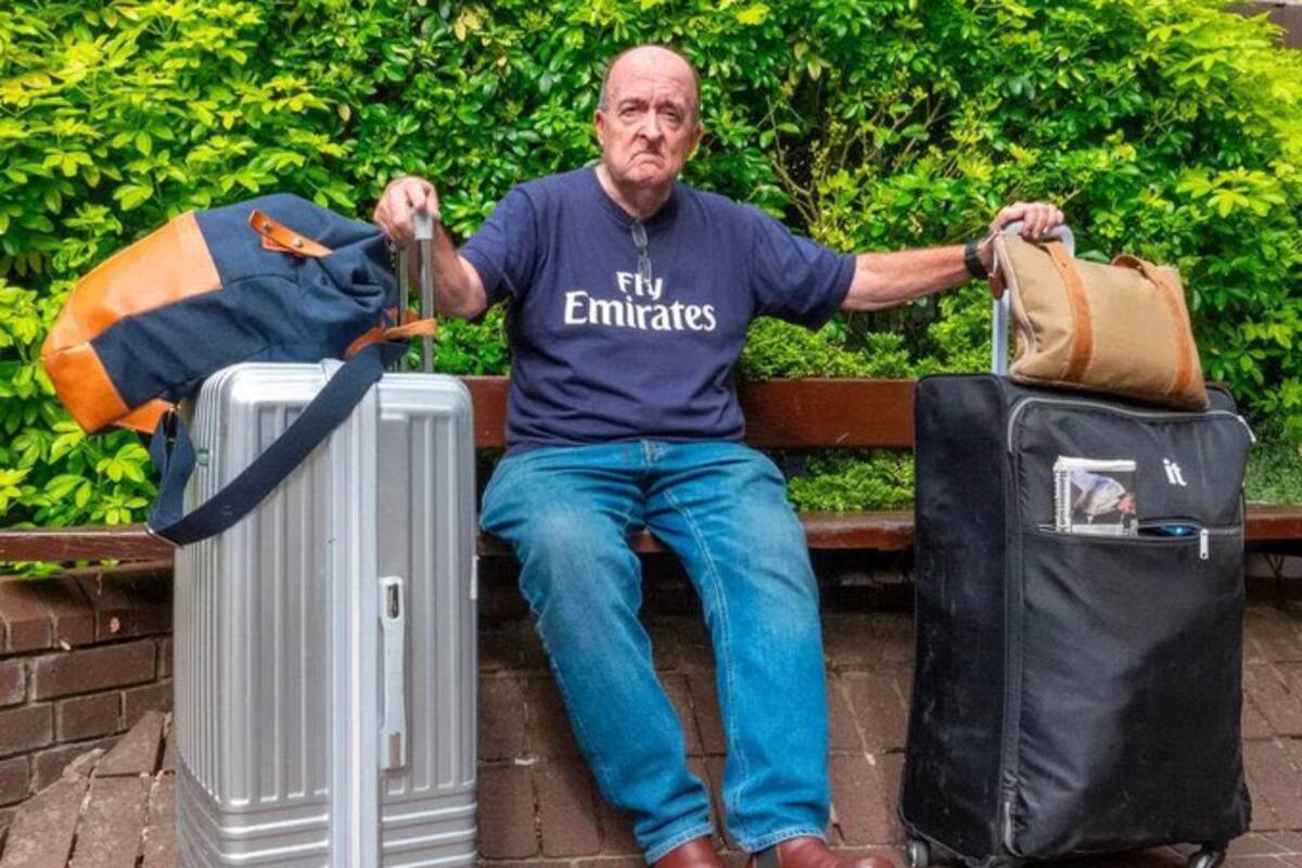 El viudo británico Rodrick Lodge, de 69 años, vive ahora en un refugio tras perder todos los ahorros de su vida. Tomada de X /