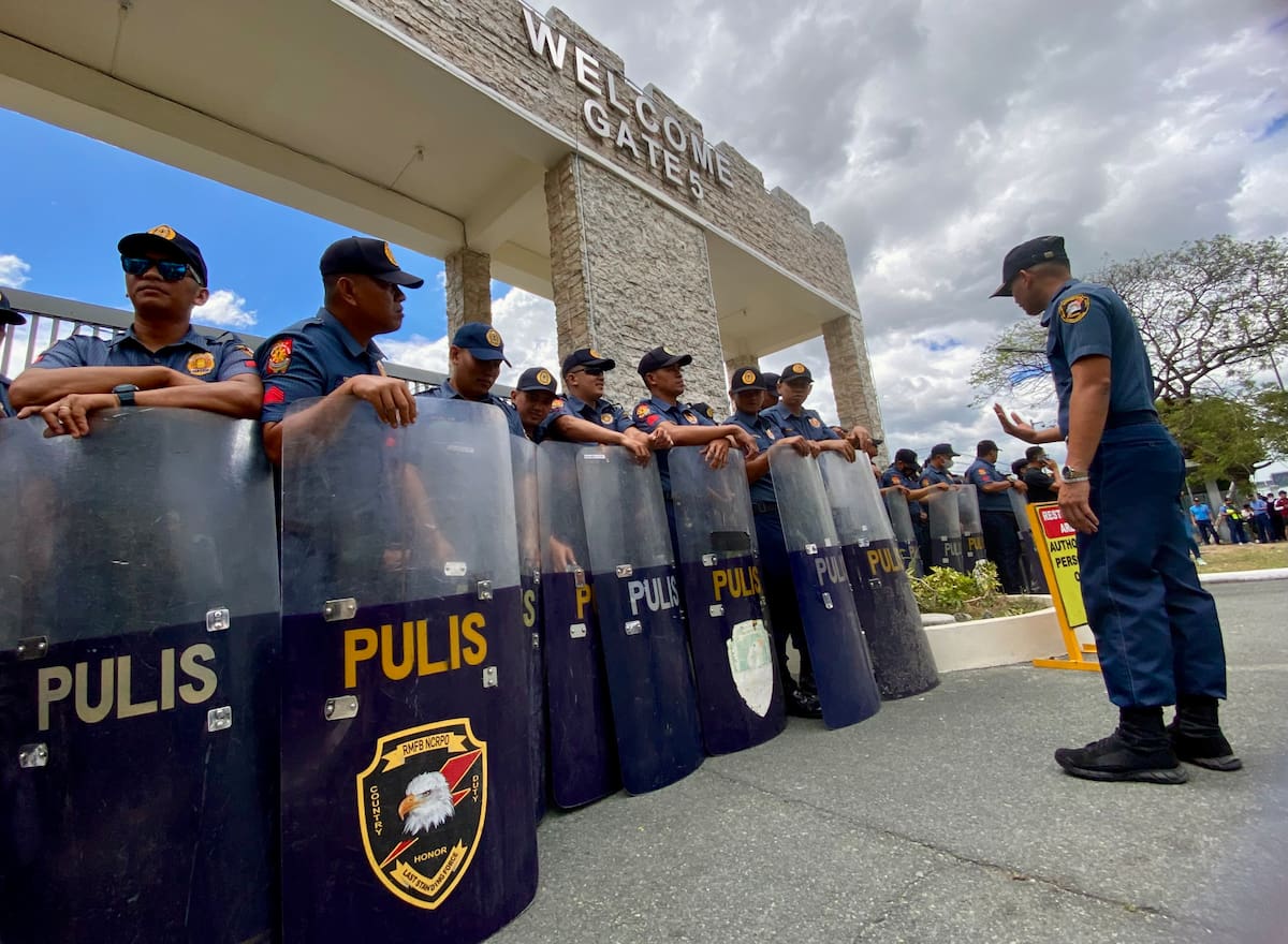 Un grupo de policías antidisturbios frente al aeródromo donde fue detenido el expresidente filipino Rodrigo Duterte. //EFE