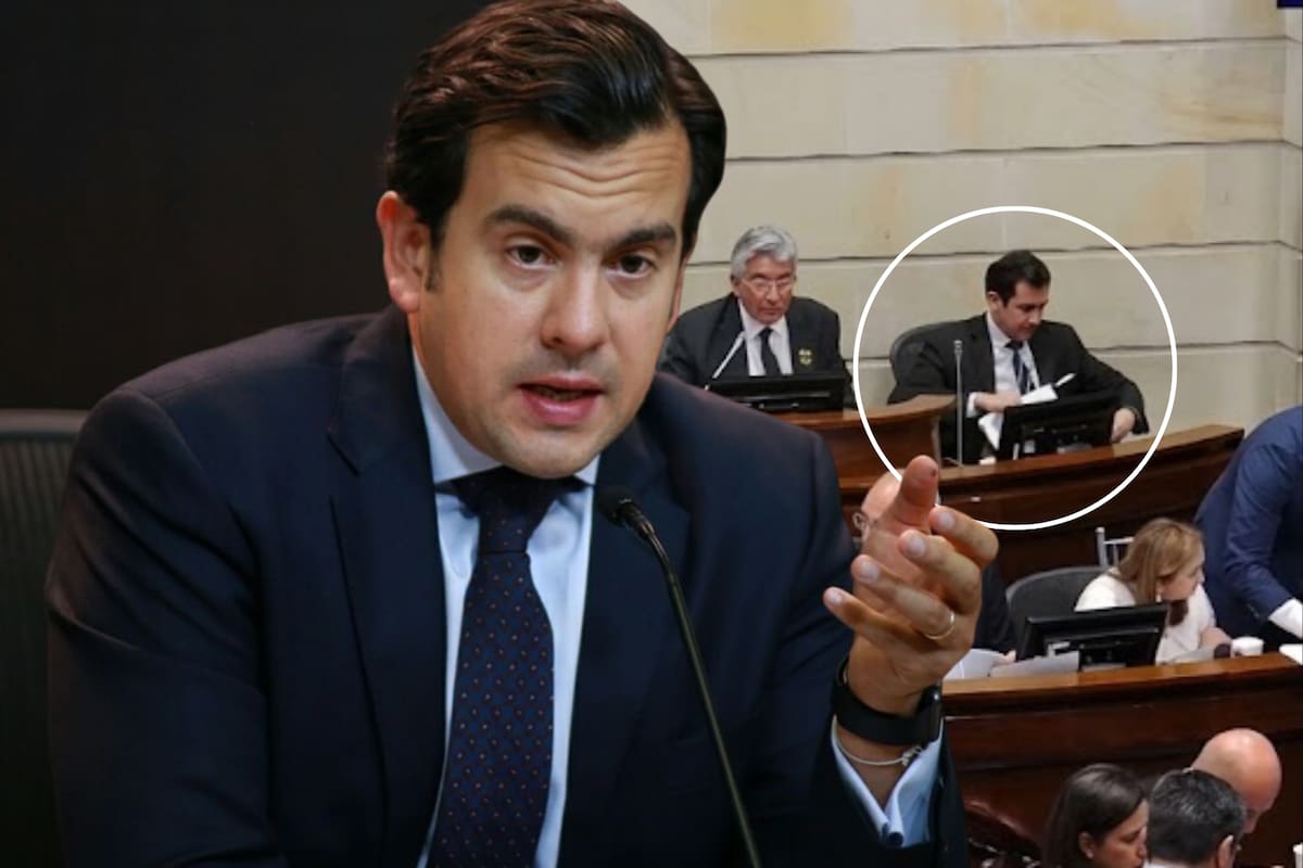 Rodrigo Lara observa su celular, hace gestos, recoge sus cosas e instantes después se retira de la sesión. Foto: Composición VANGUARDIA