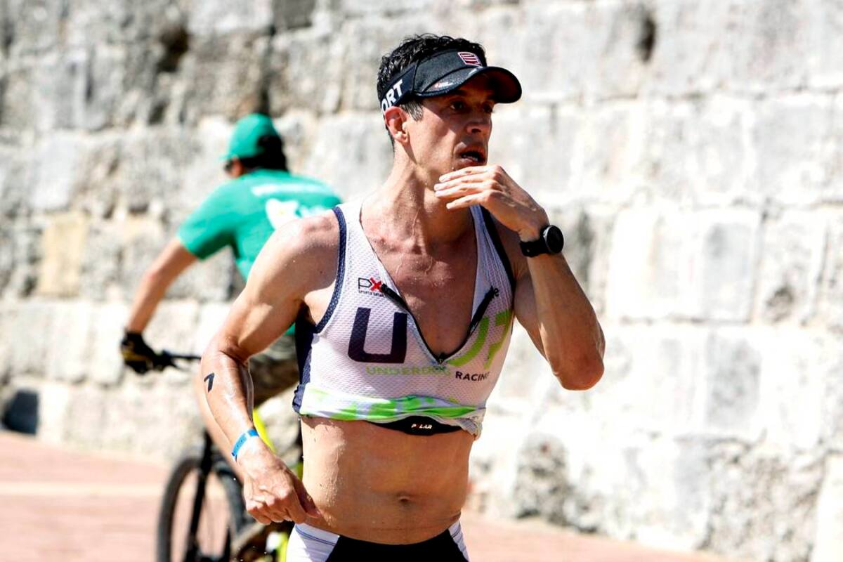 El santandereano Rodrigo Acevedo Van Arcken brilló con luz propia en el Ironman 70.3 de Cartagena, al terminar tercero en la categoría principal, tras una exigente prueba en la que empleó casi cuatro horas bajo el inclemente calor del caribe colombiano. (Foto: Colprensa / VANGUARDIA LIBERAL)