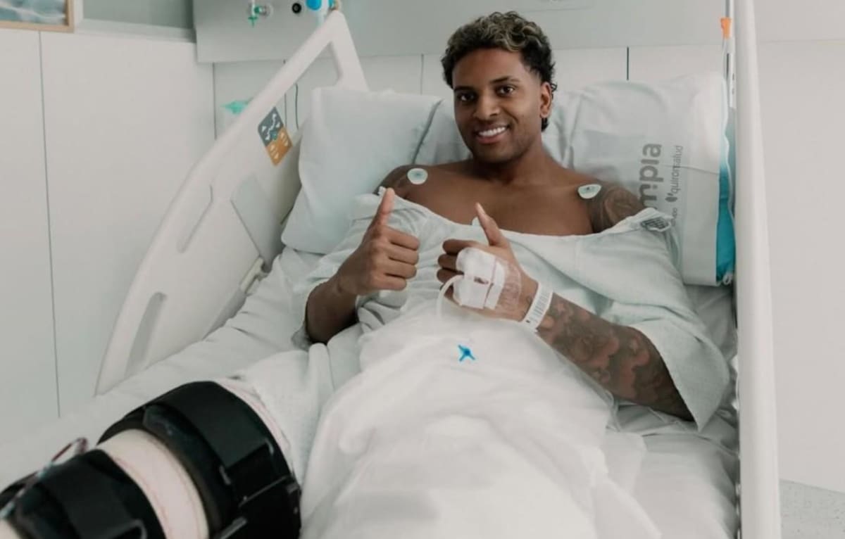 Rodrygo Goes, en la camilla de su habitación tras pasar por quirófano. | Foto: Instagram Rodrygo Goes.