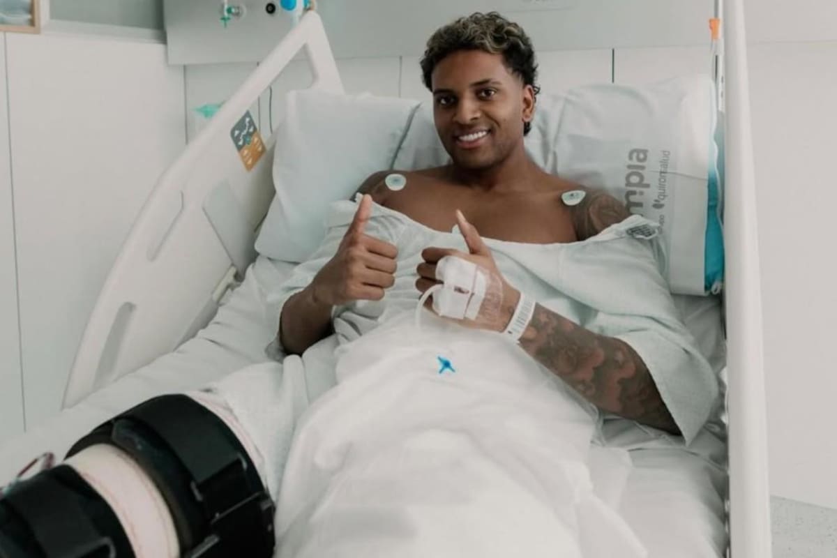 Rodrygo Goes, en la camilla de su habitación tras pasar por quirófano. | Foto: Instagram Rodrygo Goes.