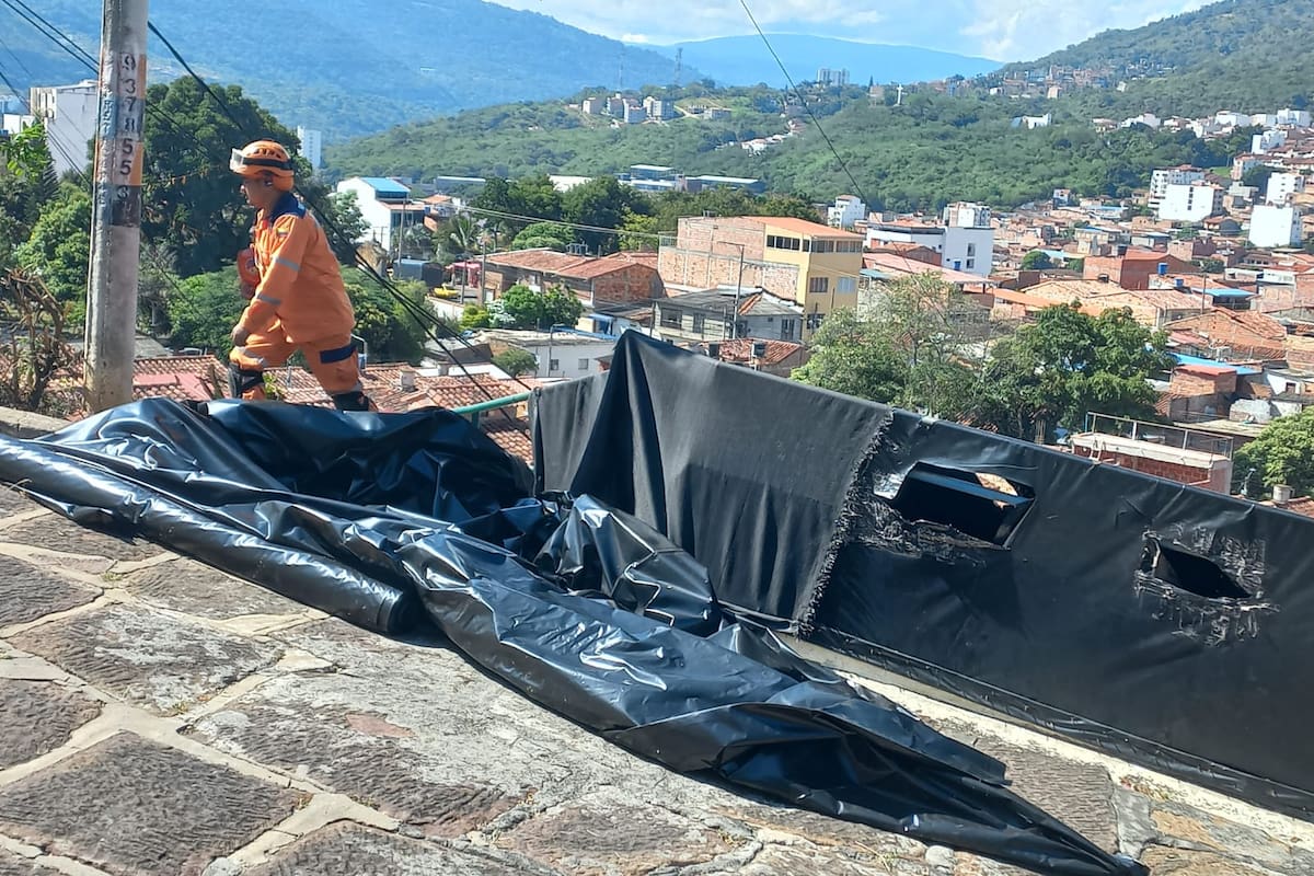 Personal de la alcaldía de San Gil, con apoyo de la Defensa Civil y bomberos, instalaron un nuevo plástico en el talud de Rojas Pinilla.