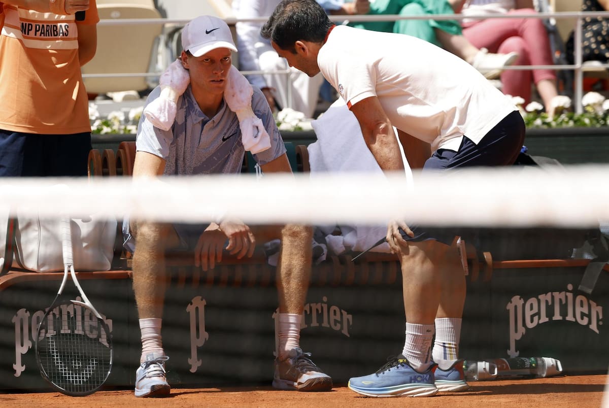 Paris (France), 28/05/2026.- Jannik Sinner of Italy reacts to the heat during a break during his Men's 2nd round match against Juan Manuel Cerundolo of Argentina at the French Open Grand Slam tennis tournament at Roland Garros in Paris, France, 28 May 2026. (Tenis, Abierto, Francia, Italia) EFE/EPA/YOAN VALAT