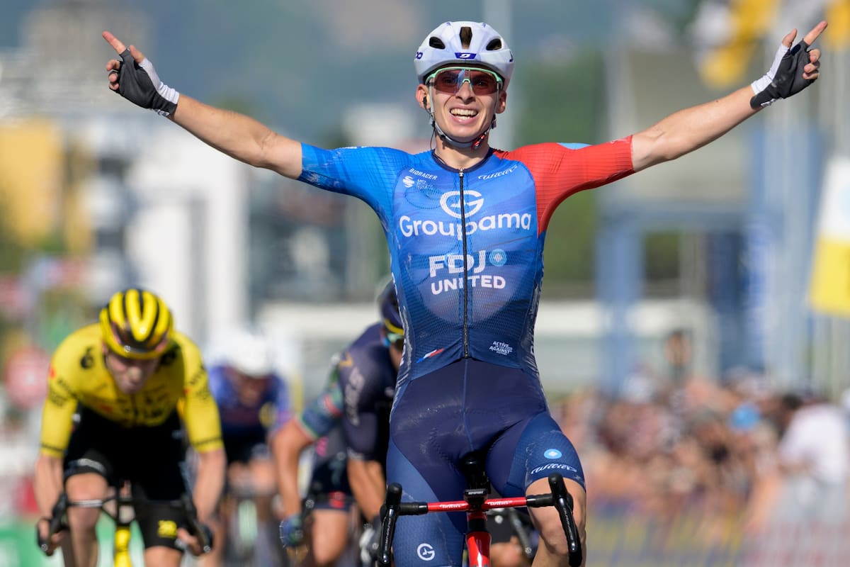El ciclista francés Romain Grégoire (Groupama) se impuso en la segunda etapa de la Vuelta a Suiza, de 157,7 kilómetros, con salida y llegada en la localidad de Locarno. EFE/EPA/GIAN EHRENZELLER