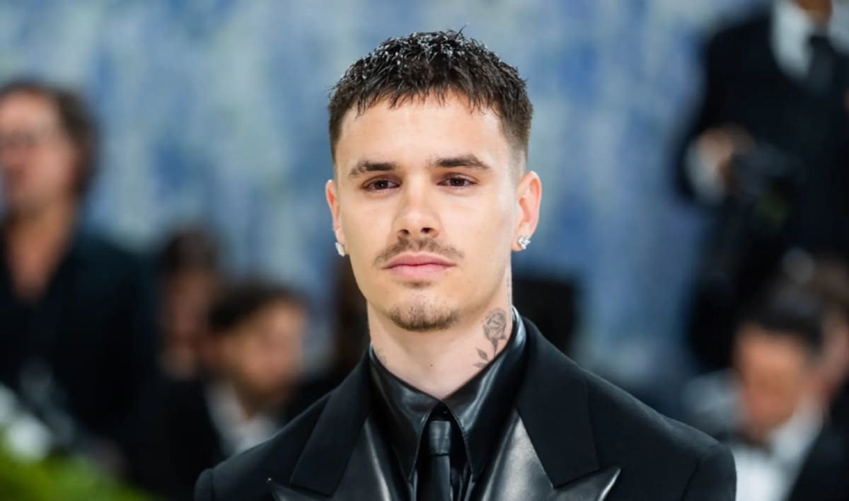 Romeo Beckham debuta en el cine! Ya salió el tráiler de ‘Forty Love’, la película en la que el hijo de David y Victoria Beckham protagoniza una historia de tenis, rivalidad y romance junto a Paul Kircher.