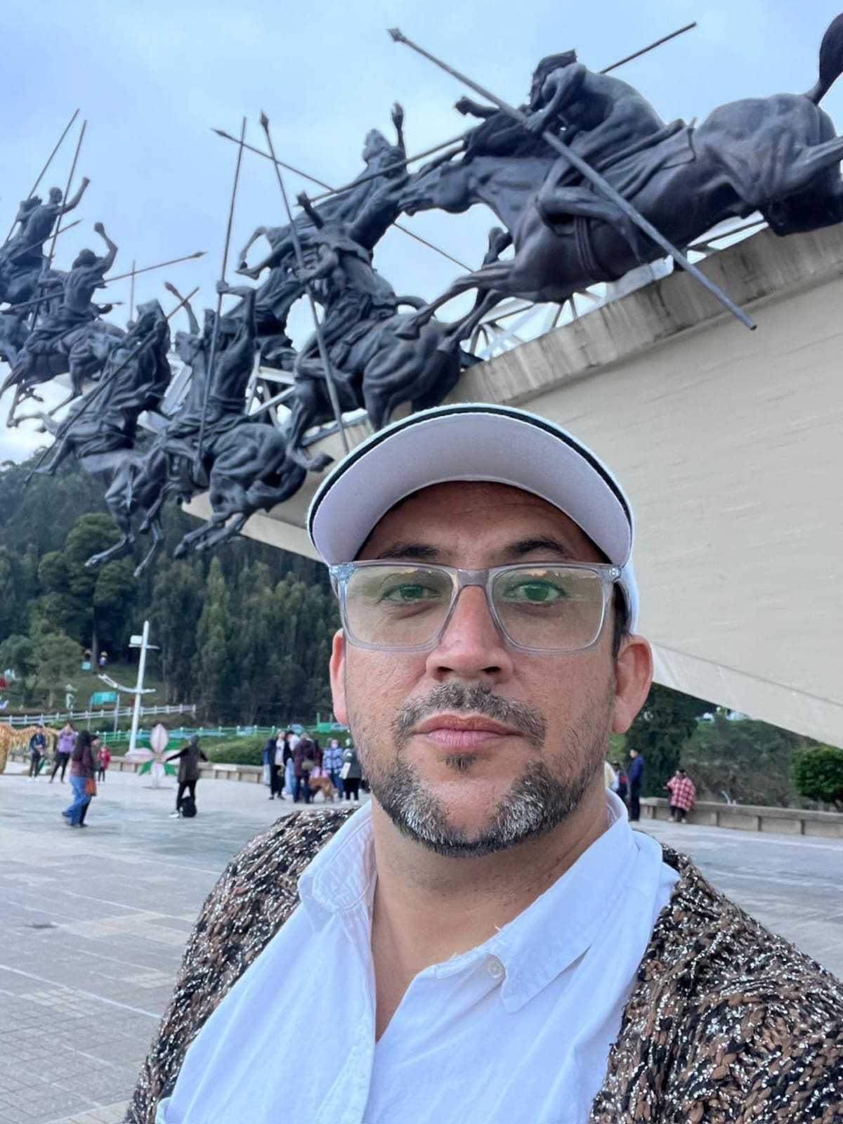 Con más de dos décadas dedicadas a la danza folclórica, Ronald Reynaldo Pabón Ramírez ha convertido su vocación en una herramienta de cambio social. Docente, gestor cultural y director del Grupo de Danzas Paz Culta, su trabajo va mucho más allá del escenario: busca abrir caminos para jóvenes que encuentran en el arte una alternativa frente a contextos de vulnerabilidad.