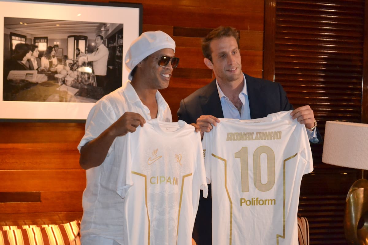 El astro brasileño Ronaldinho Gaúcho (i) y el presidente del Ravenna, Ignazio Cipriani, posan con camisetas durante el anuncio, el 15 de junio en Miami. //Foto, EFE: Antoni Belchi