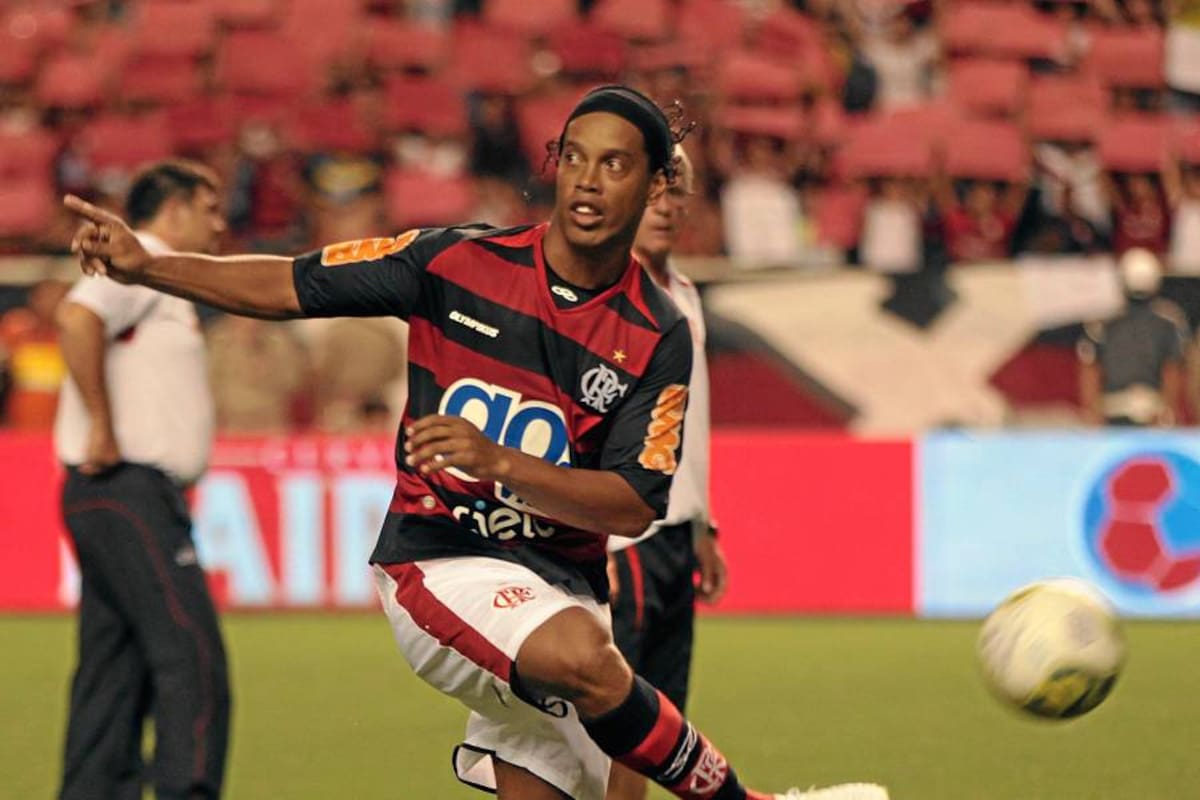 BRA111. RÍO DE JANEIRO (BRASIL), 02/02/2011.- El jugador Ronaldinho Gaúcho hace un pase hoy, miércoles 2 de febrero de 2011, en su debut con el Flamengo en un partido contra Nova Iguaçu en el estadio Engenhao de Río de Janeiro (Brasil). EFE/ Antonio Lacerda.