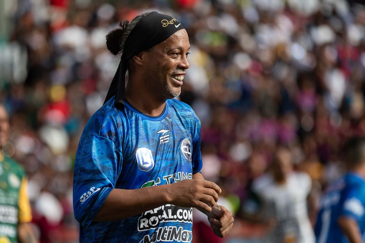 AMDEP6499. CARACAS (VENEZUELA), 06/06/2026.- El exjugador de Brasil Ronaldinho reacciona este sábado, en un partido de exhibición en Caracas (Venezuela). Ronaldinho encabezó un partido ante cientos de niños y adolescentes de Petare, la barriada más grande de Venezuela, como parte de la Liga Monumental, un torneo en el que han participado leyendas de este deporte a nivel mundial. EFE/ Ronald Peña