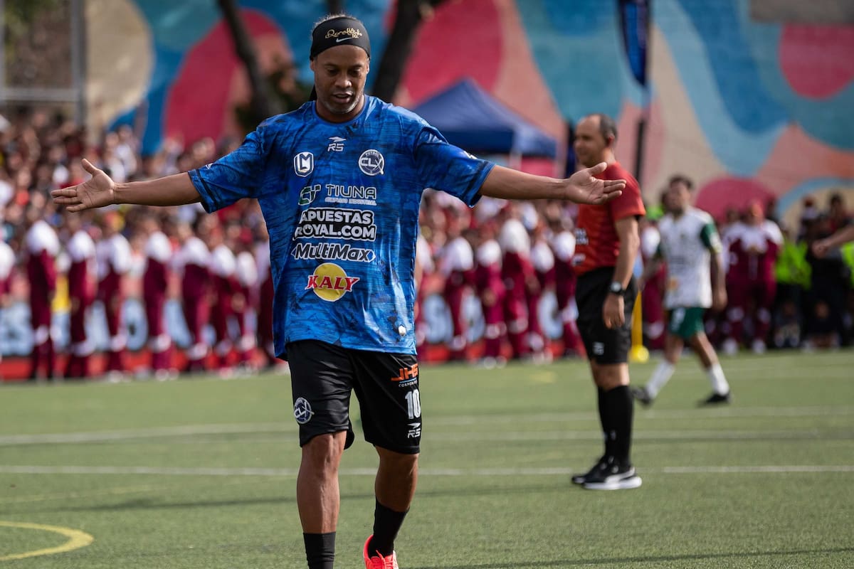 AMDEP6499. CARACAS (VENEZUELA), 06/06/2026.- El exjugador de Brasil Ronaldinho reacciona este sábado, en un partido de exhibición en Caracas (Venezuela). Ronaldinho encabezó un partido ante cientos de niños y adolescentes de Petare, la barriada más grande de Venezuela, como parte de la Liga Monumental, un torneo en el que han participado leyendas de este deporte a nivel mundial. EFE/ Ronald Peña