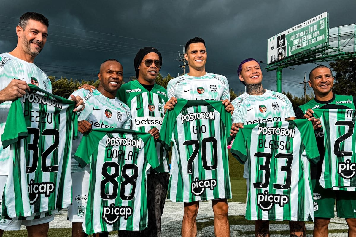 Ronaldinho junto con otros importantes exfutbolistas de Atlético Nacional en su visita a Colombia.