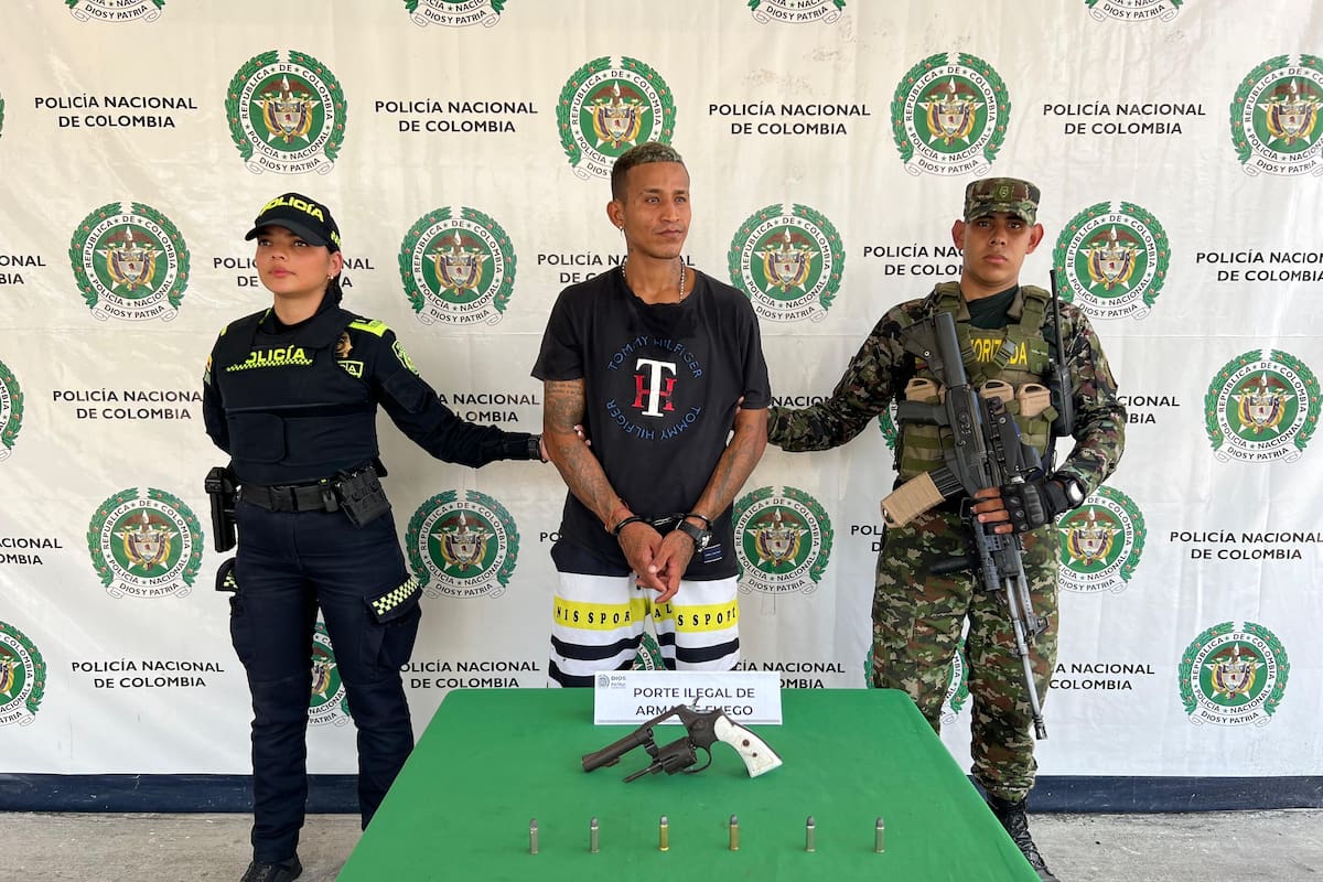 "Ronaldo Mora", de 27 años, es escoltado por agentes de policía tras ser capturado en flagrancia con un revólver calibre 38 en Barrancabermeja.
Foto: Policía DEMAM