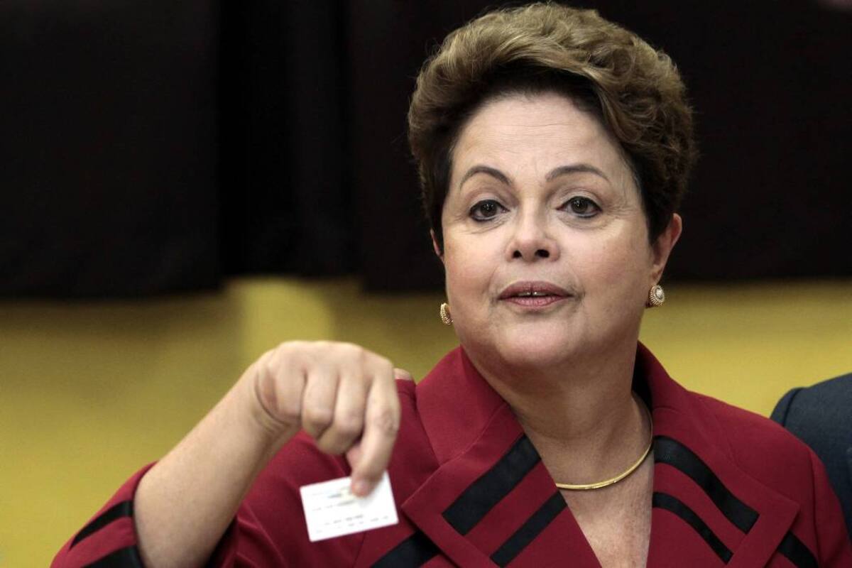 La presidente brasileña y candidata a la reelección por el del Partido de los Trabajadores (PT), Dilma Roussef, en el momento de emitir su voto ayer en la escuela pública Santos Dumont, en el barrio de Assunção de Porto Alegre, reconoció que siempre trabajó con la idea de que los comicios que se celebran se definirán en una segunda vuelta. Ayer ganó con un 41,39% de los votos. (Foto: EFE/VANGUARDIA LIBERAL)
