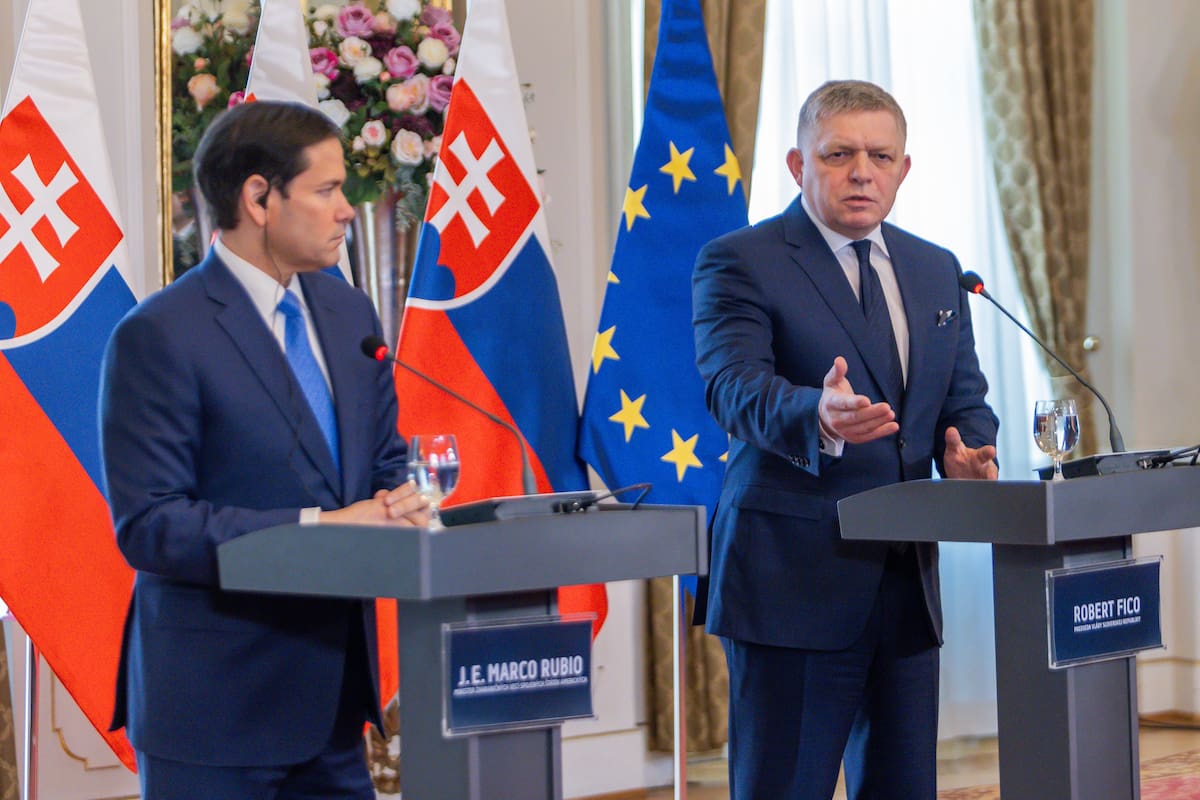 El secretario de Estado de EE.UU., Marco Rubio (I), en una conferencia de prensa conjunta con el primer ministro eslovaco, Robert Fico (D), en Bratislava. EFE/EPA/DOMINIKA KORTVELYESIOVA