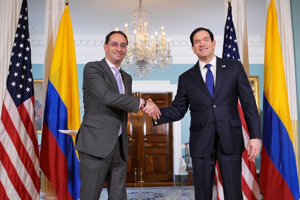El secretario de Estado de Estados Unidos, Marco Rubio (d), posa junto al vicepresidente electo de Colombia, José Manuel Restrepo. // Foto: EFE/Lenin Nolly