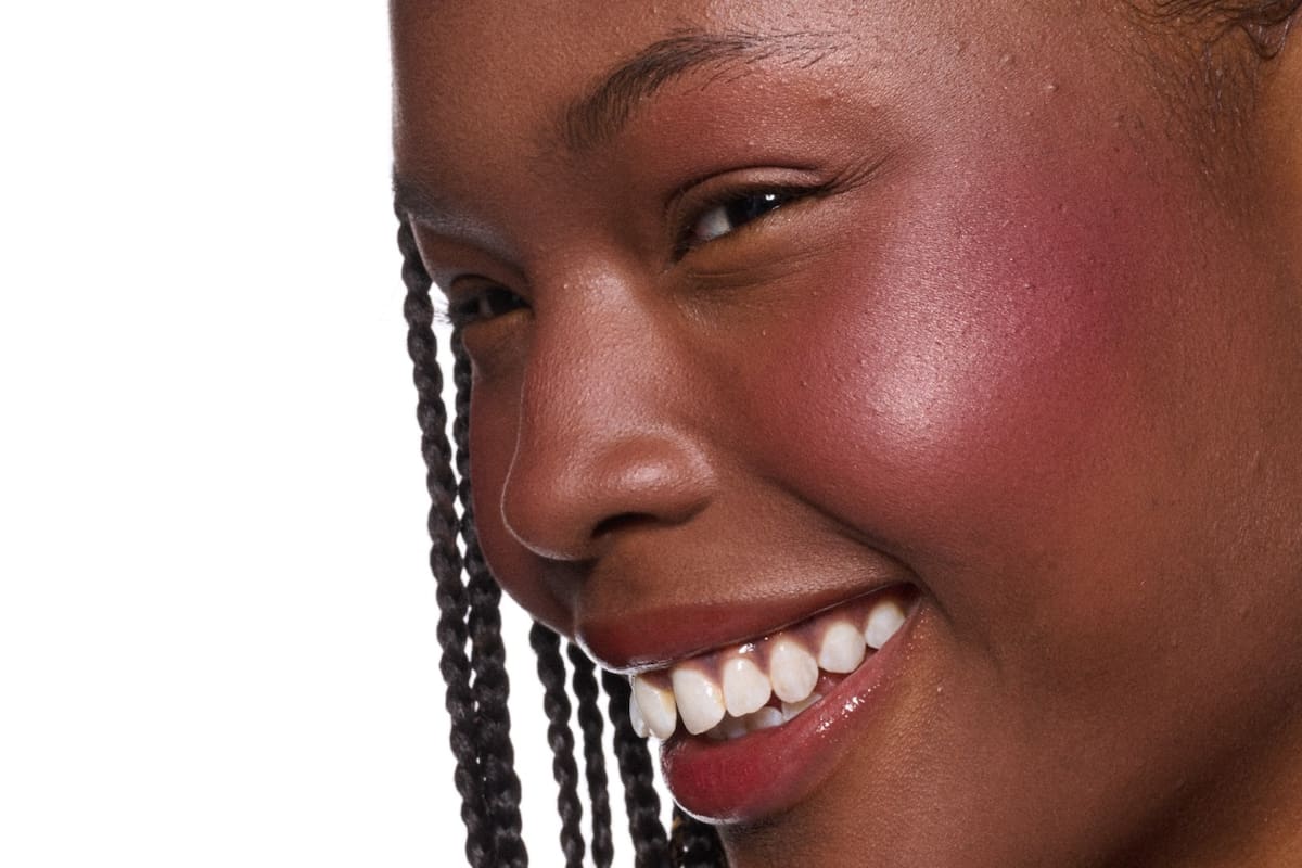 Rubor y brillo labial: una combinación para explorar nuevos maquillajes. Foto suministrada/VANGUARDIA