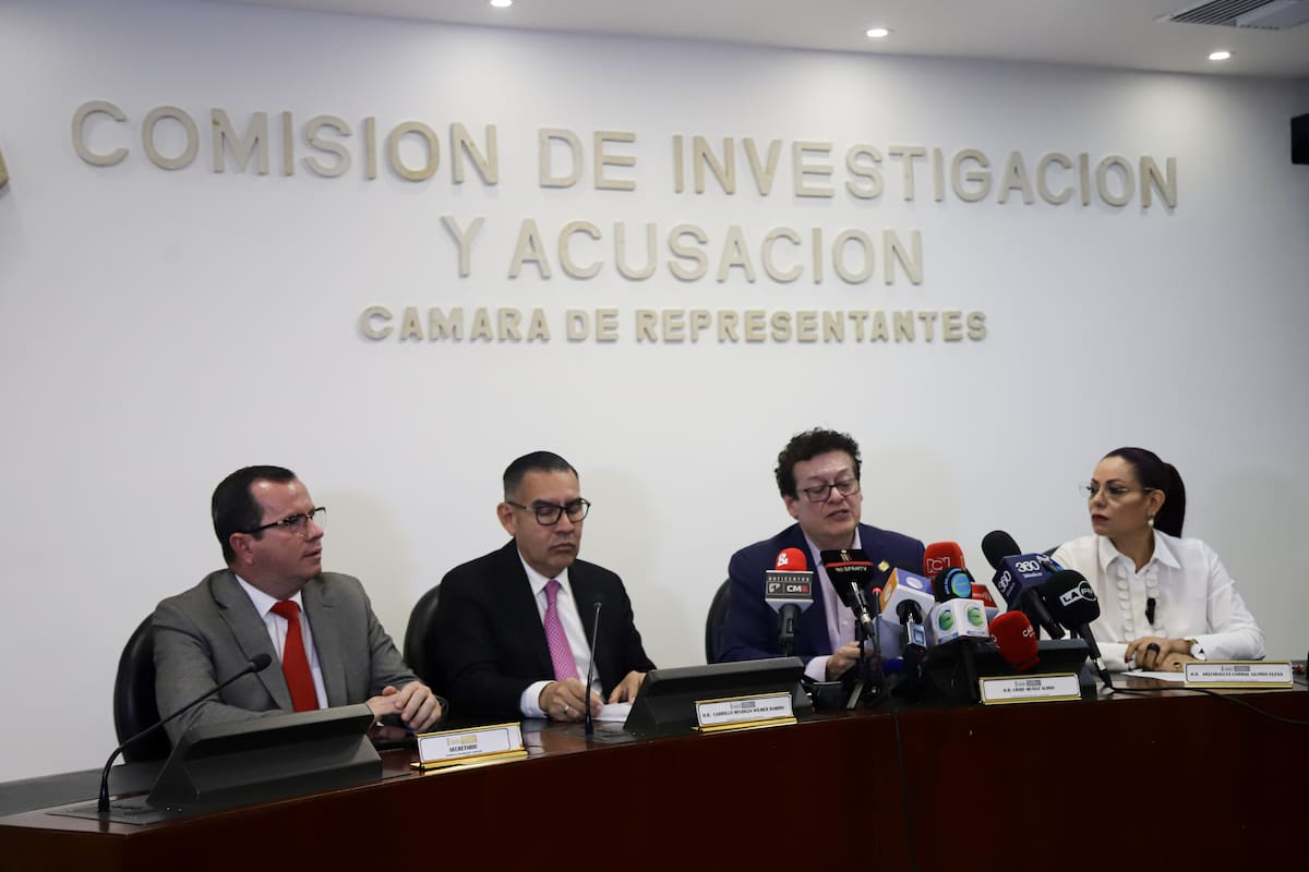 Bogotá. Mayo 16 de 2024. En la Comisión Legal de Investigación y Acusación conformada por los representantes Alirio Uribe, Gloria Arizabaleta y Wilmer Carrillo se realizó la rueda de prensa por la citación de testigos por las irregularidades en la campaña del presidente Gustavo Petro. (Colprensa - Lina Gasca)