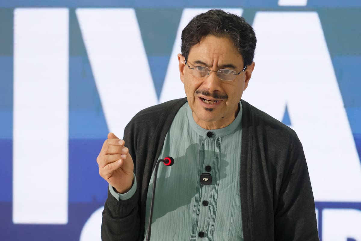 El candidato a la Presidencia de Colombia del partido oficialista Pacto Histórico, Iván Cepeda, habla en una rueda de prensa tras la segunda vuelta de las elecciones presidenciales este lunes, en Bogotá (Colombia). EFE/ Carlos Ortega