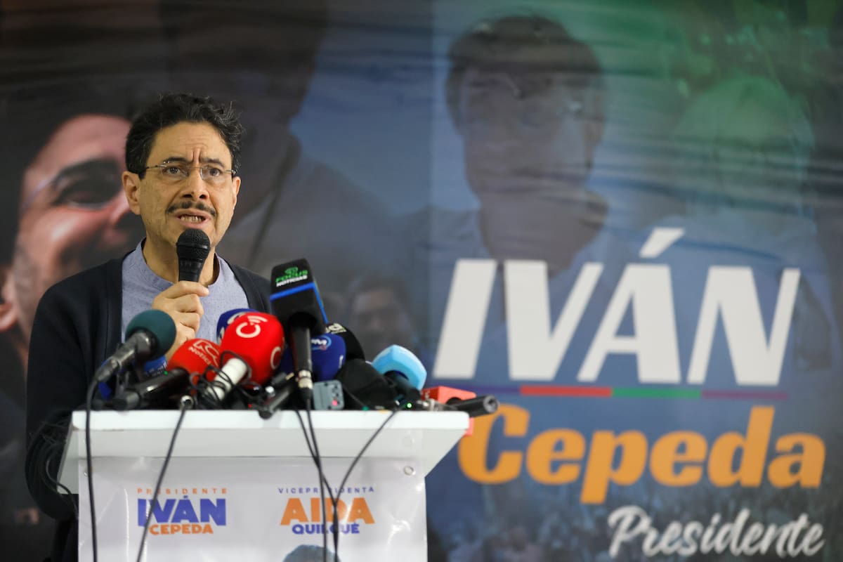 El candidato a la Presidencia de Colombia del partido Pacto Histórico Iván Cepeda habla durante una rueda de prensa este lunes, en Bogotá (Colombia). EFE/ Carlos Ortega