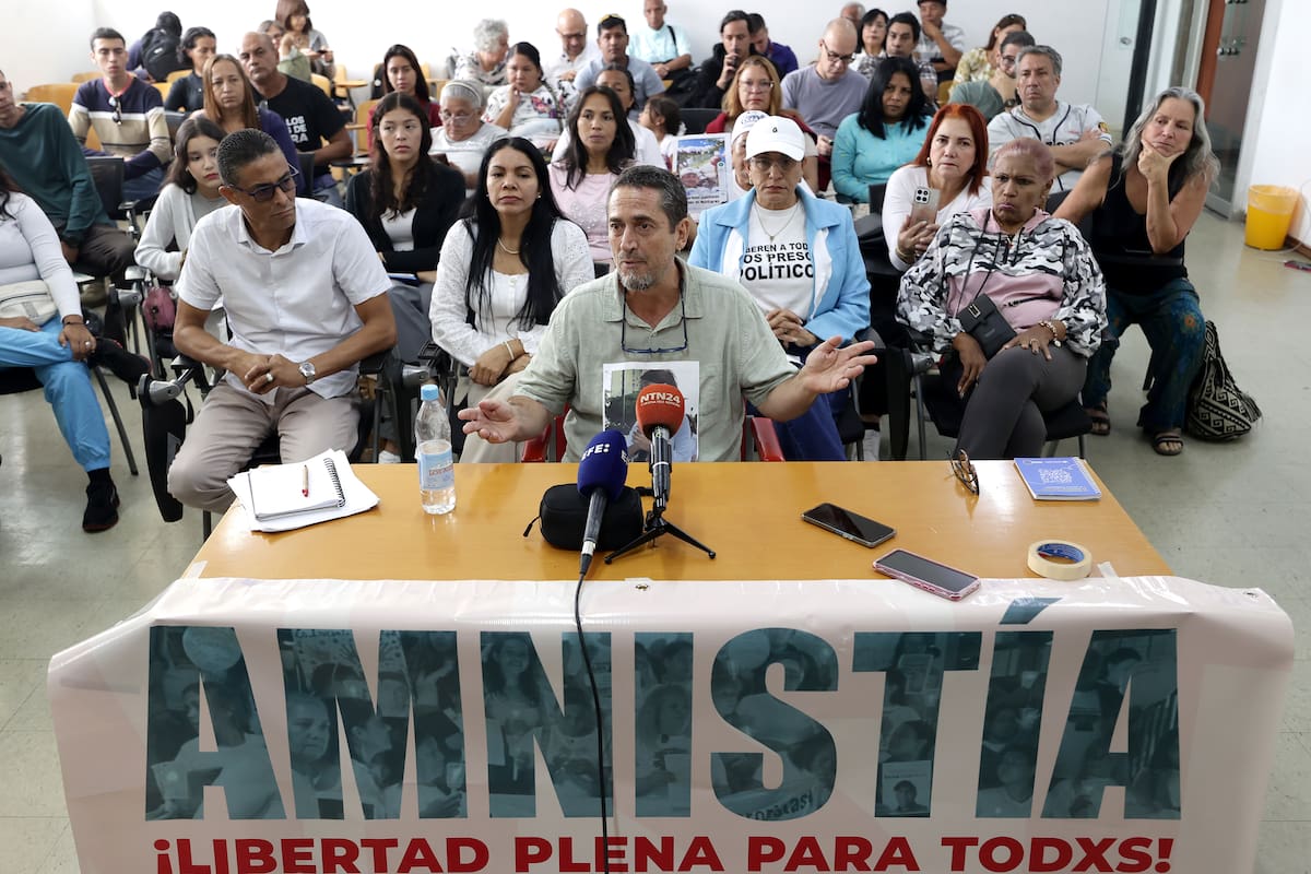 AME8799. CARACAS (VENEZUELA), 27/01/2026.- Antonio González de la organización Surgentes habla durante una rueda de prensa este martes, en Caracas (Venezuela). El Comité de Madres en Defensa de la Verdad de Venezuela presenta el proyecto de ley de amnistía en medio de un proceso de excarcelaciones de presos políticos. EFE/ Ronald Peña R