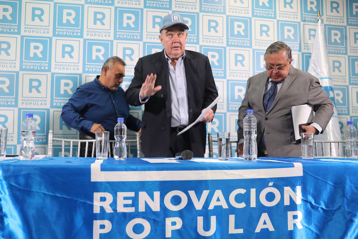 AME6500. LIMA (PERÚ), 24/04/2026.- El candidato presidencial ultraderechista por el partido Revolución Popular, Rafael López Aliaga (c), habla durante una rueda de prensa este viernes, en Lima (Perú). EFE/ Paolo Aguilar