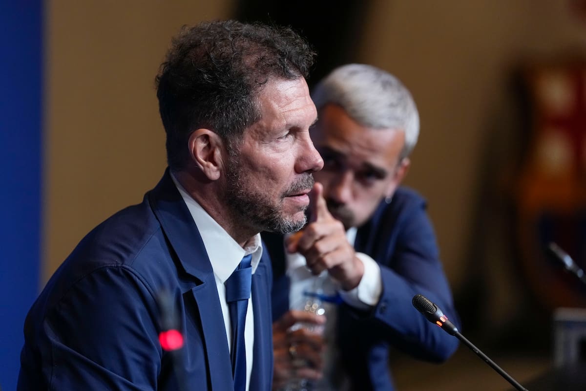 BARCELONA, 07/04/2026.- El entrenador del Atlético de Madrid, Diego Simeone (i), y el delantero francés Antoine Griezmann ofrecen una rueda de prensa este martes en Barcelona, en la víspera del encuentro correspondiente a la ida de los cuartos de final de la UEFA Liga de Campeones que disputan FC Barcelona y Atlético de Madrid. EFE/ Enric Fontcuberta