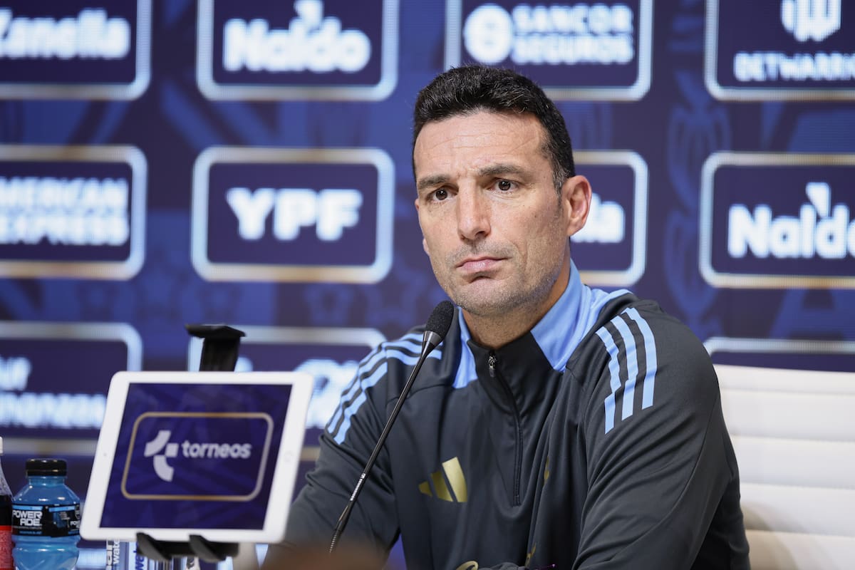 El entrenador de la selección argentina, Lionel Scaloni, en rueda de prensa. // EFE