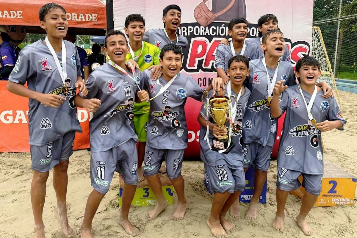 Este es el equipo de Ruitoque que consiguió el título del Torneo Nacional Baby Playa. Foto: cortesía LSF.