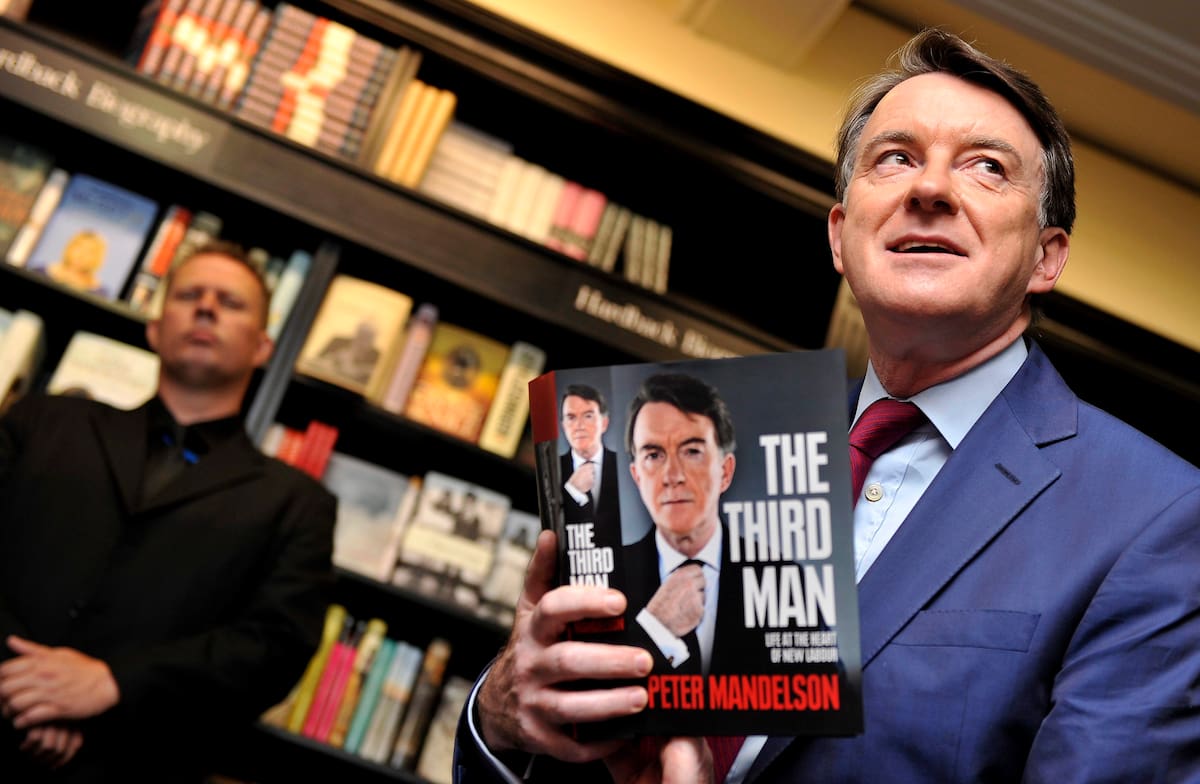 El exministro británico para la Empresa y ex comisario europeo de Comercio, Peter Mandelson, posa para los fotógrafos con su controversial libro de memorias titulado "El tercer hombre", que fue lanzado hoy, jueves 15 de julio de 2010 en Londres, Reino Unido. El ex primer ministro británico Tony Blair consideraba que su sucesor, Gordon Brown, "estaba loco, loco" y era además "peligroso", según afirma su correligionario, Mandelson, que fue ministro de ambos, en sus memorias, de las que publica diariamente extractos el periódico "The Times". EFE/Andy Rain