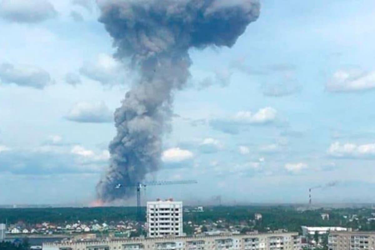 Imagen de la columna de humo generada por las explosiones en la fábrica rusa de Dzerzhinsk.