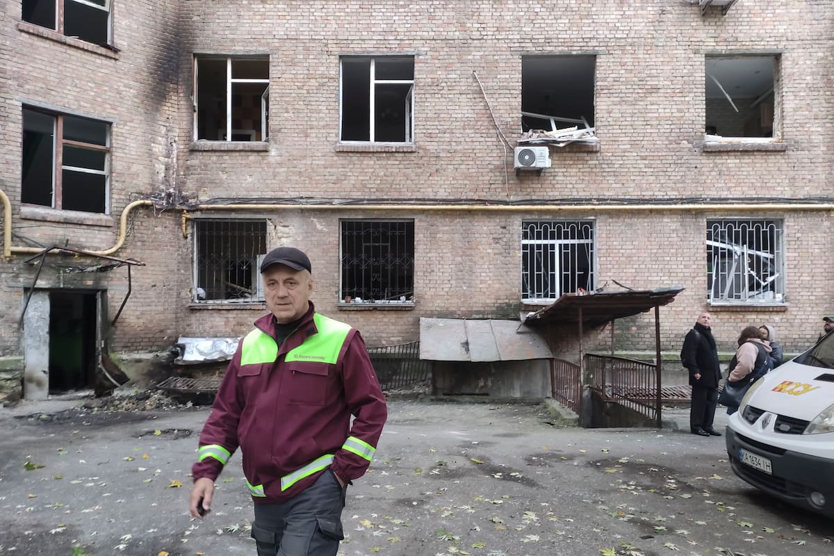 Rusia atacó anoche Ucrania con 405 drones de larga distancia y 28 misiles, de los que once eran misiles balísticos Iskander-M. //EFE/Marcel Gascón.