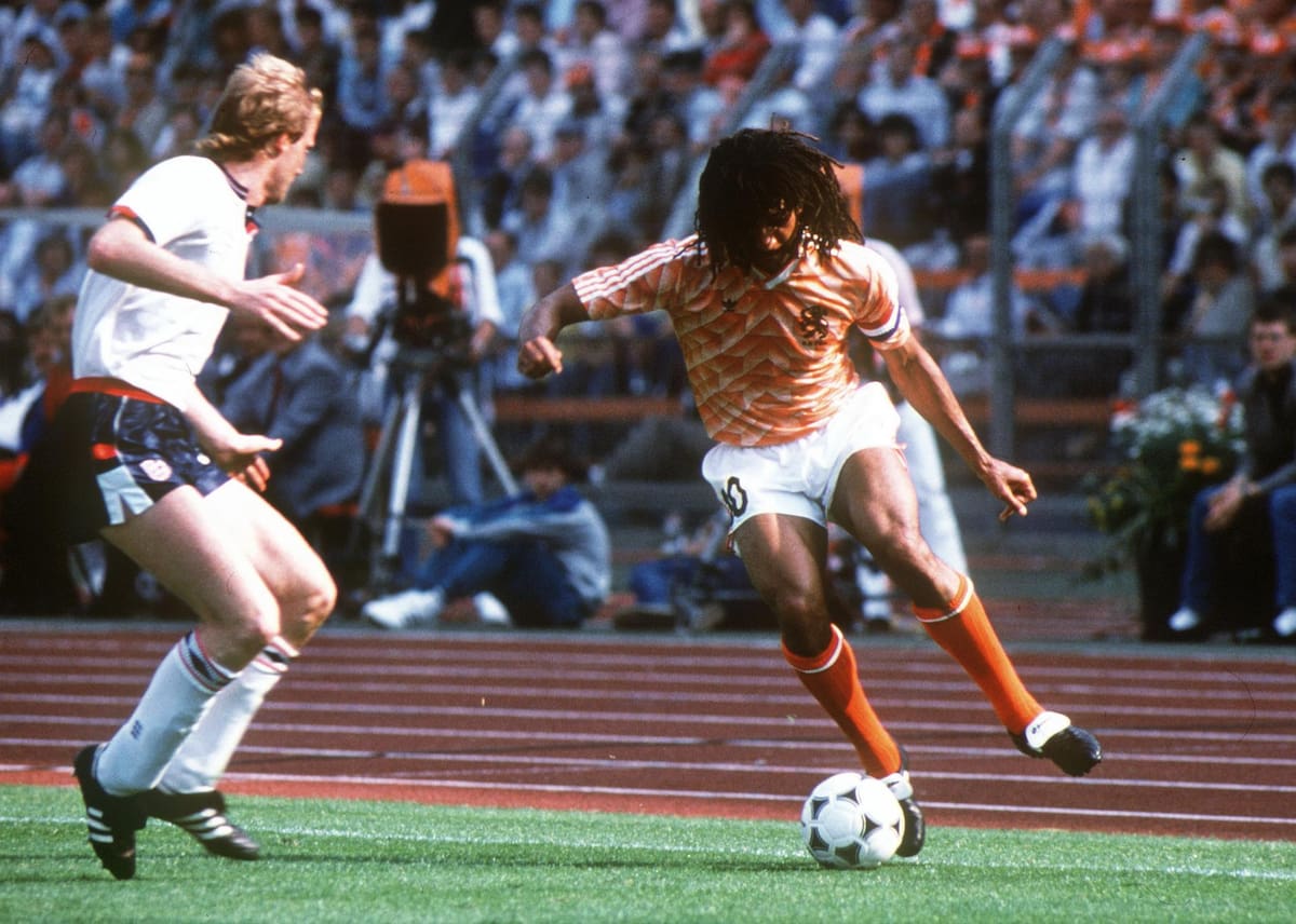 RUUD GULLIT.- El jugador de futbol holandes, Ruud Gullit, controla el balón durante un partido disputado con su selección./jg