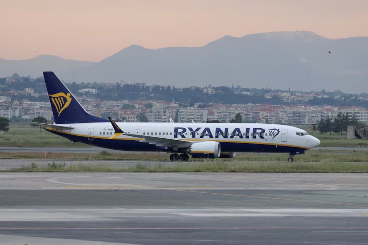 La ventanilla se rompió durante el vuelo de Ryanair, y un pasajero casi es succionado.