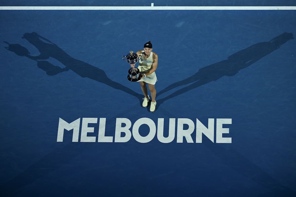 FOTODELDIA MELBOURNE (Australia), 31/01/2026.- La kazaja Elena Rybakina se proclamó campeona del Abierto de Australia tras imponerse a la número uno del mundo, Aryna Sabalenka, por 6-4, 4-6 y 6-4 en una final disputada este sábado en la Rod Laver Arena. EFE/JAMES ROSS AUSTRALIA AND NEW ZEALAND OUT
