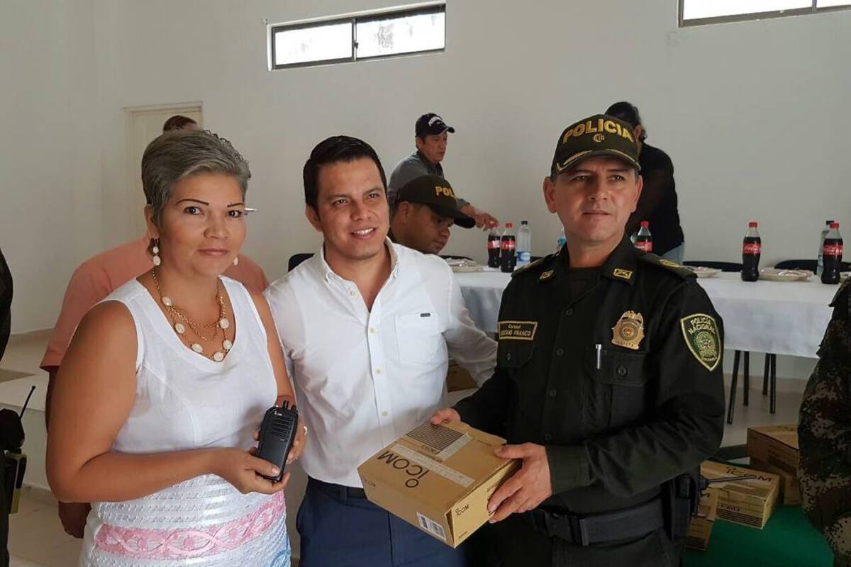 Se cumplió ayer la entrega de equipos de comunicación a 50 personas en Sabana de Torres. (Foto: Suministrada/VANGUARDIA LIBERAL)
