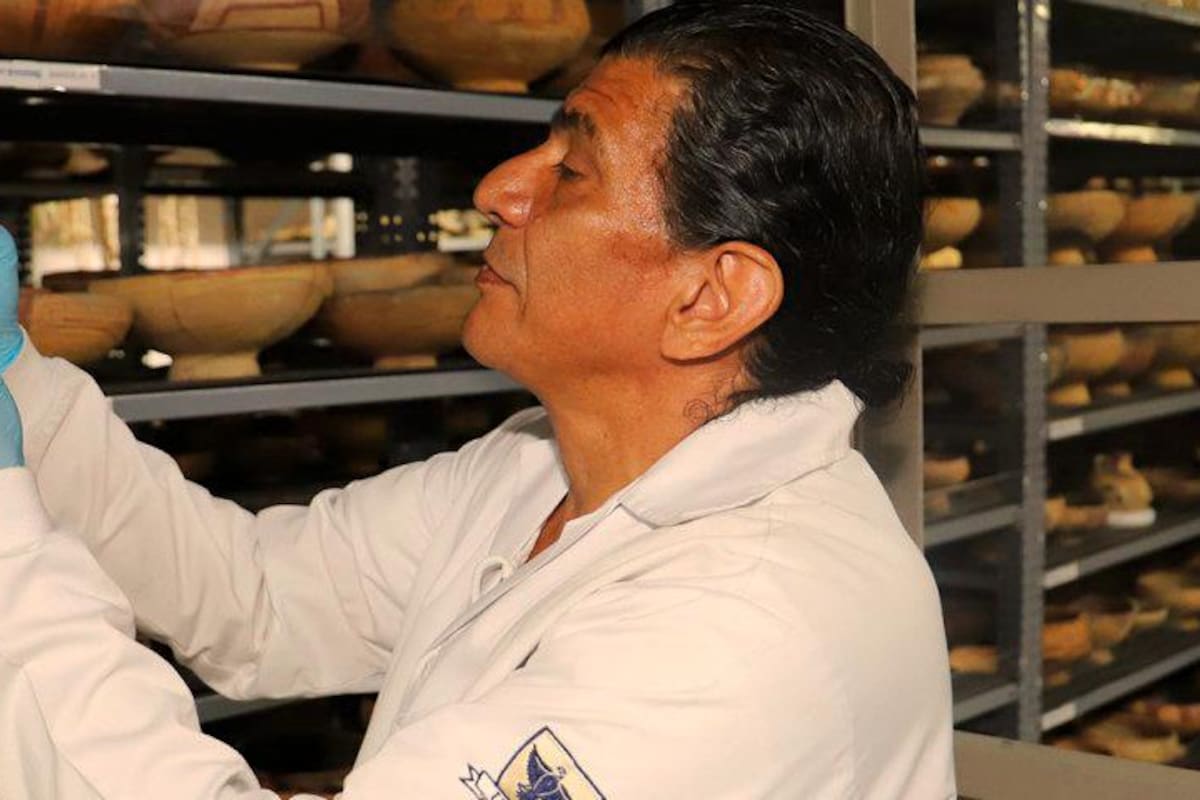La dirección del museo está a cargo del museólogo Édgar Pico Ruiz, quien es representante de las comunidades indígenas desplazadas en Santander y custodio de las piezas en depósito de la universidad. Foto suministrada, Udes/VANGUARDIA