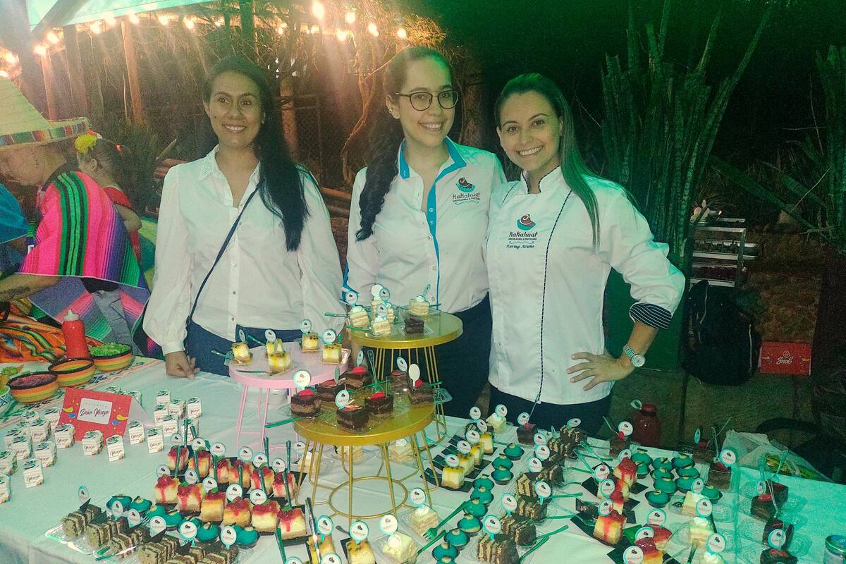 María Fernanda Gamarra, de la dulcería ‘Doña Mireya’, junto a Angie Nathalie León Gutiérrez y Karing Acuña Bautista, estarán en ‘Sabores Bucaramanga 2023’. (Foto suministrada / VANGUARDIA)