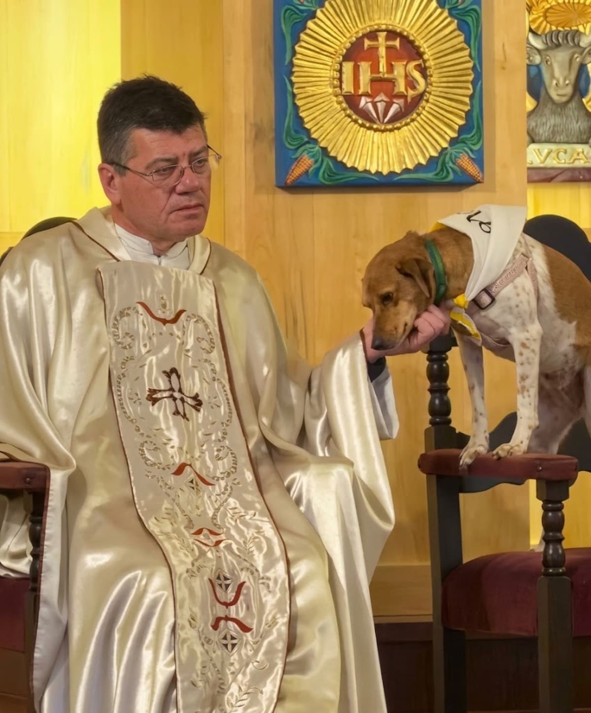 Germán es el cura párroco del pueblo y su compañera es Nina. Foto: Captura de video