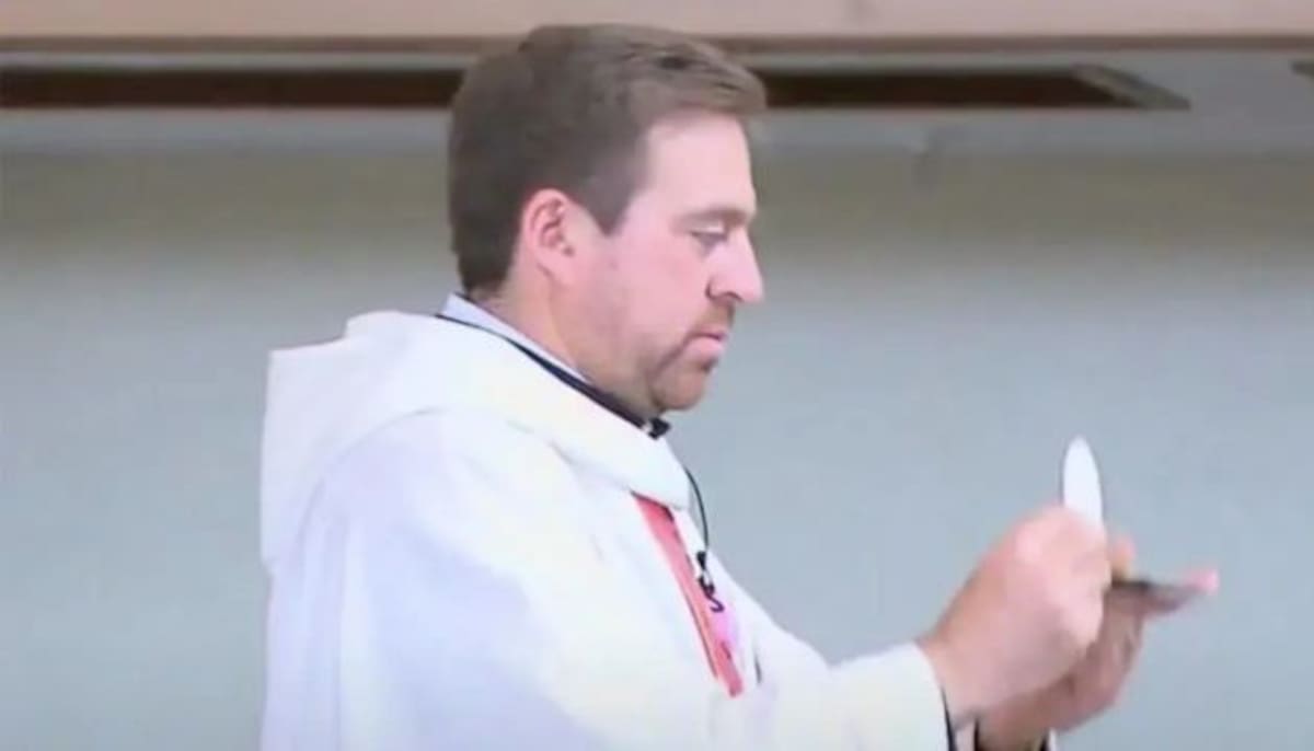 La Fiscalía acusa formalmente a sacerdote Manuel Cely por presuntos delitos sexuales contra un niño de seis años en Bogotá.