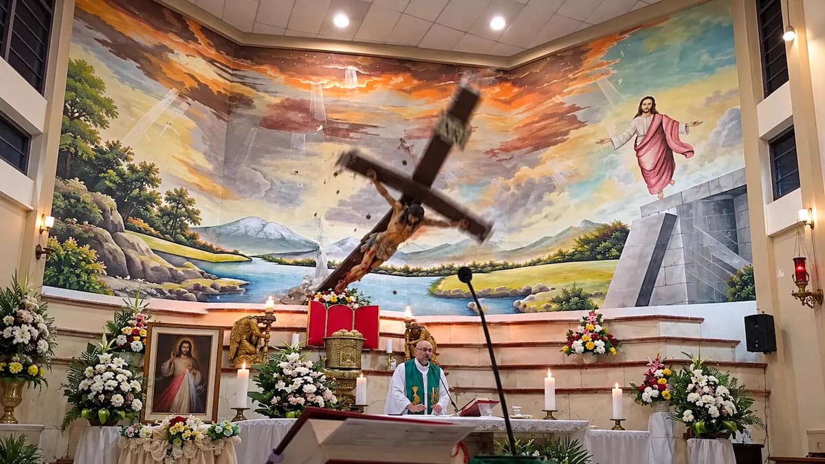El religioso Patricio Alfredo Sánchez Molinari murió mientras celebraba la eucaristía en Guayaquil. Foto: Captura de video