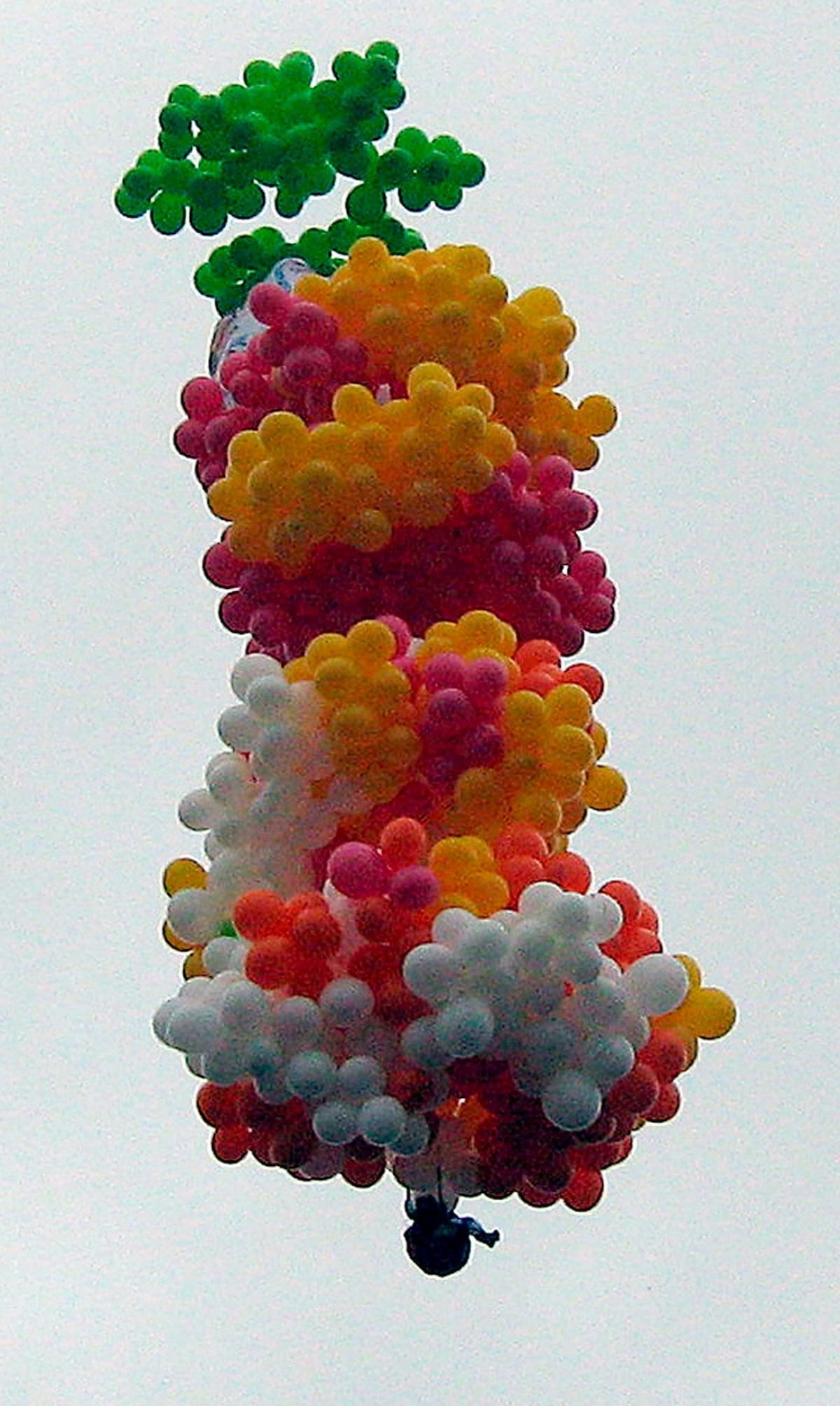 No era la primera vez que el sacerdote se ataba con globos y salía volando.