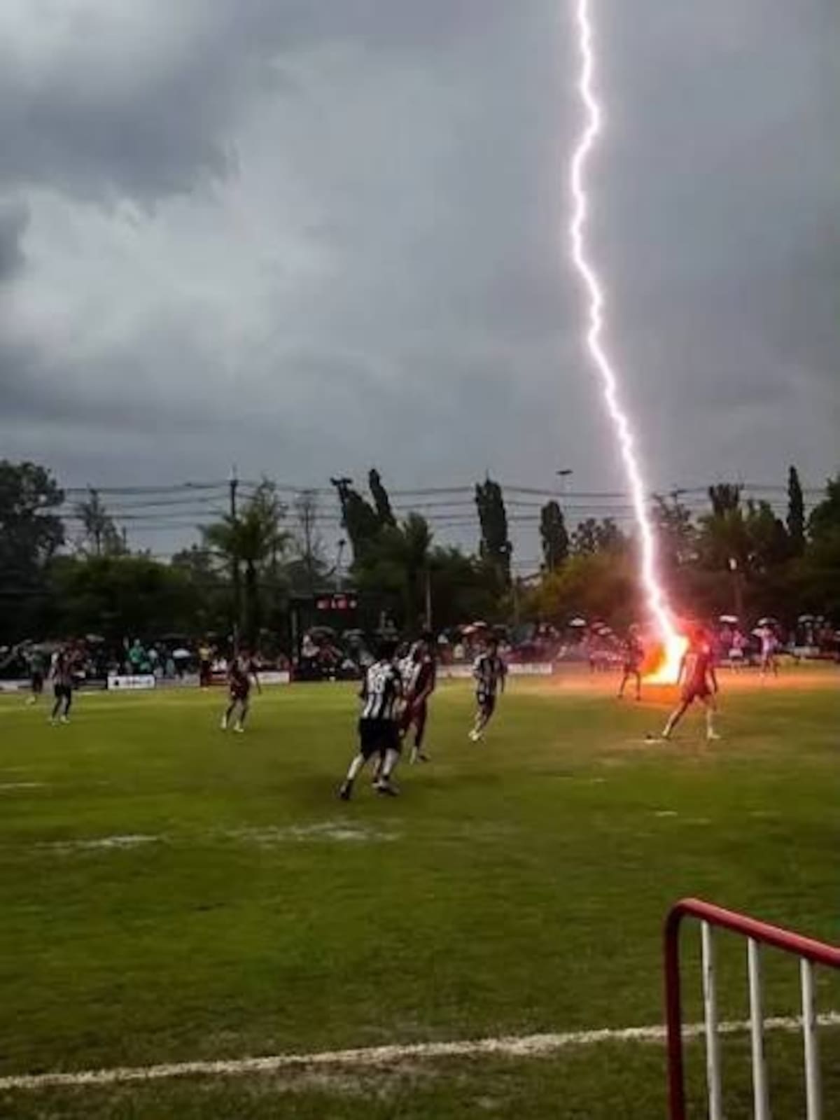 El futbolista Safwan Awae, de 24 años, falleció tras ser alcanzado por un rayo durante un partido de la Golok FA Cup 2026, en una tragedia que también dejó nueve jugadores heridos y conmocionó al deporte asiático. /FOTO: Captura de Pantalla