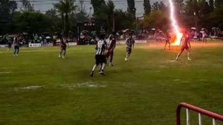 Tragedia en el fútbol: un rayo mata a un jugador de 24 años en pleno partido