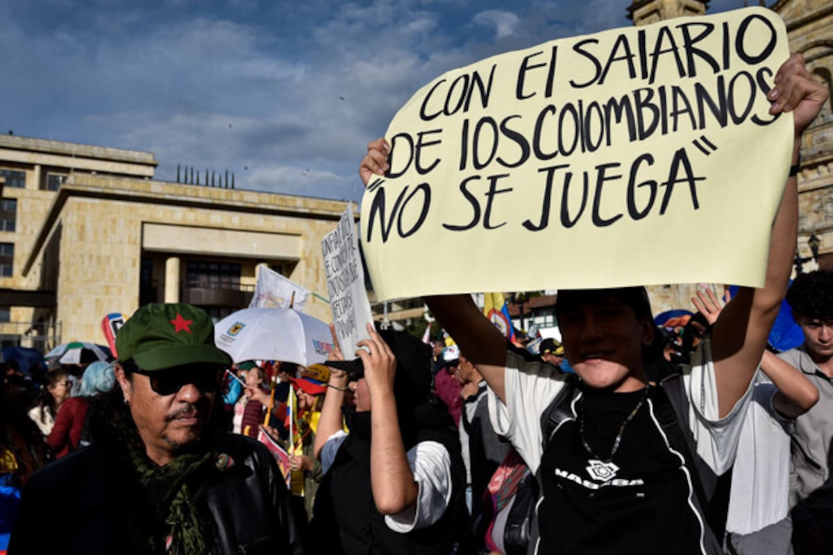 Cientos de personas se congregan en la Plaza de Bolívar durante la manifestación convocada por el presidente de la República, Gustavo Petro, para rechazar la decisión del Consejo de Estado de suspender provisionalmente el decreto que fija el incremento del salario mínimo para 2026. (Colprensa - Cristian Bayona).