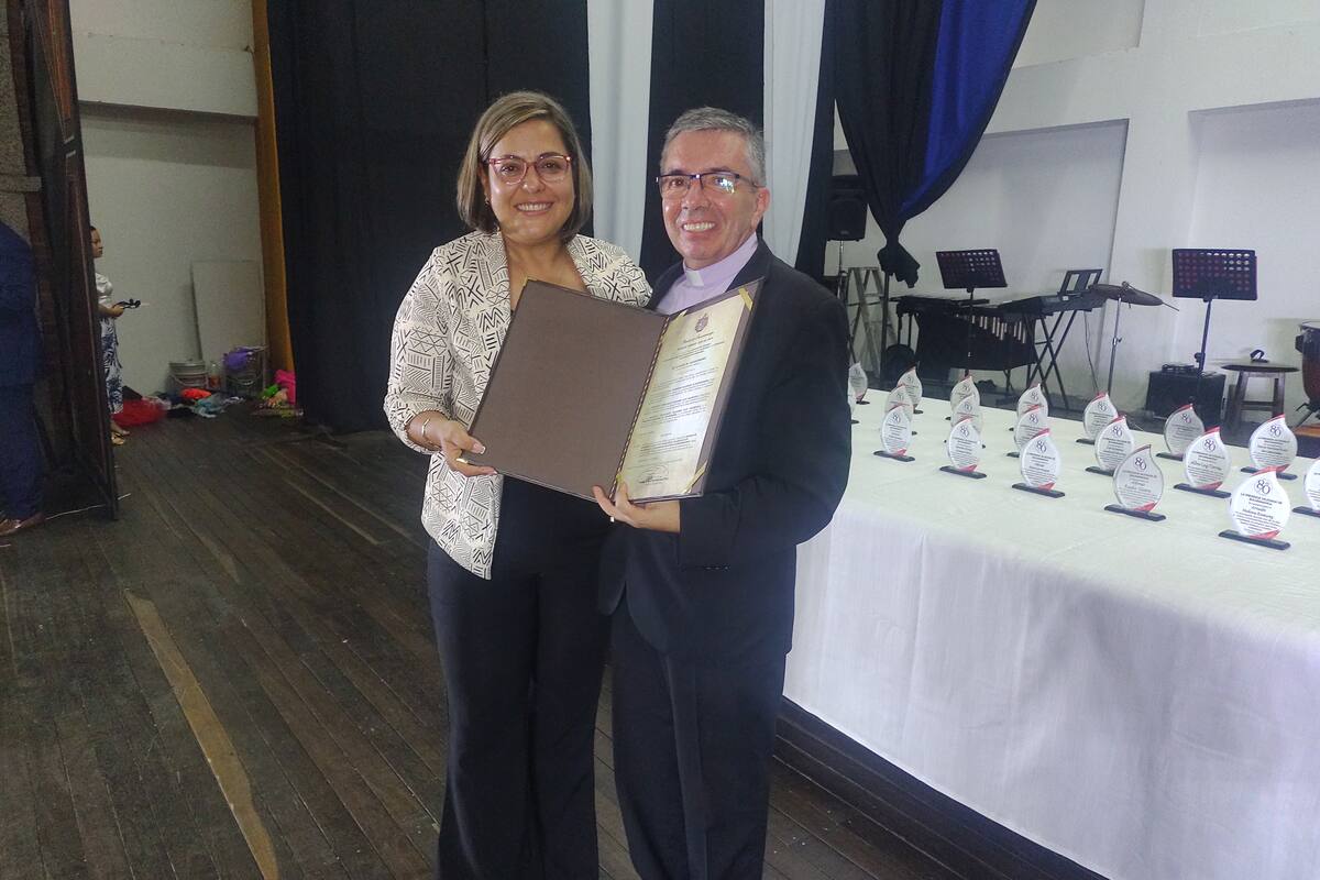 Martha Cecilia Guarín, secretaria de Educación de Bucaramanga, y Padre Oscar E. Olano Ángel, rector del Instituto Tecnológico Salesiano Eloy Valenzuela. (Foto: Euclides Kilô Ardila / VANGUARDIA)