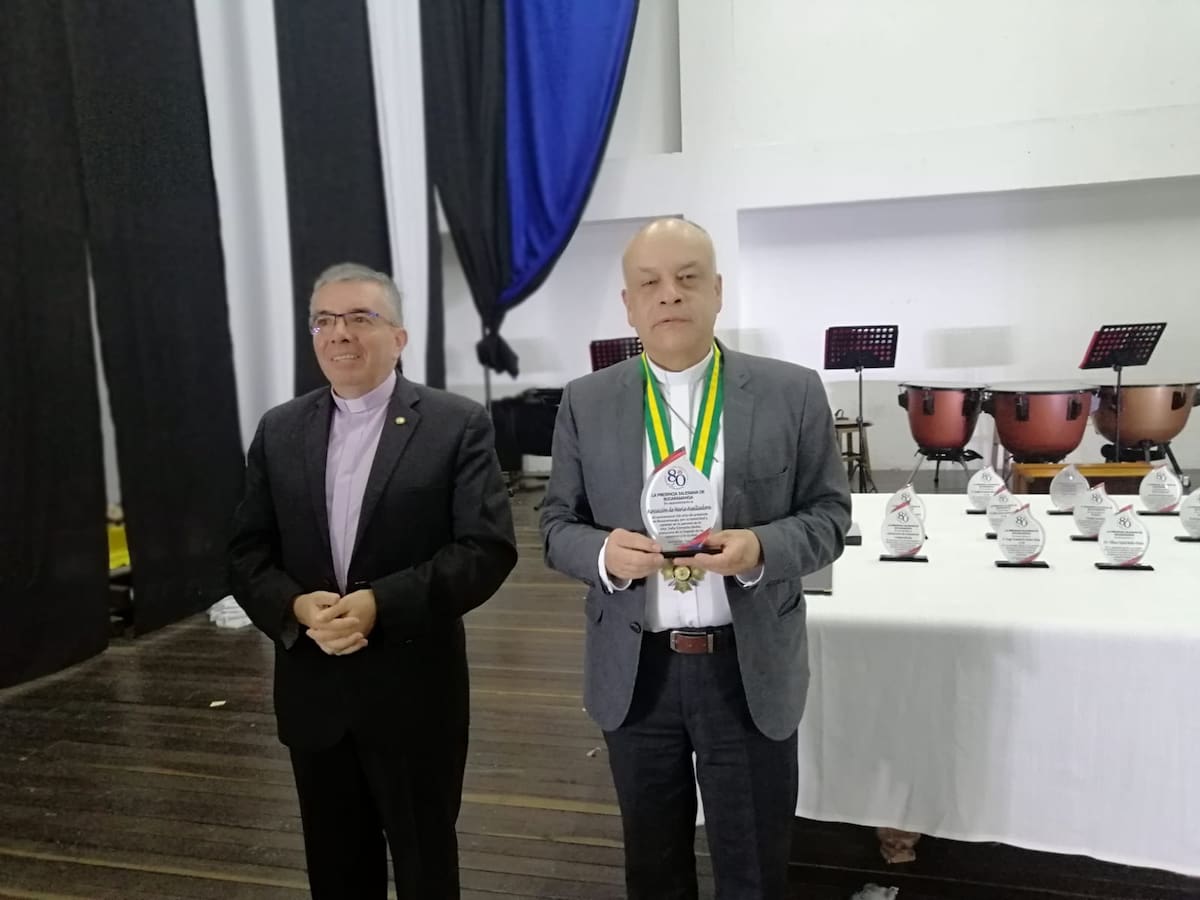 Padre Oscar E. Olano Ángel, rector del Instituto Tecnológico Salesiano Eloy Valenzuela, y Jhon Jairo Gómez, provincial de la Comunidad Salesiana. (Foto: Euclides Kilô Ardila / VANGUARDIA)